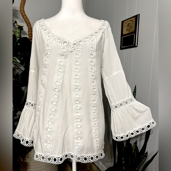 🛍️ Solitare Cold shoulder Lace trimmed top size Medium - Picture 1 of 11
